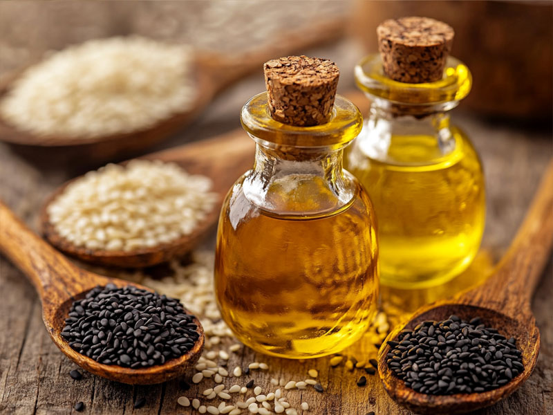 Amber cold-pressed sesame til oil with sesame seeds